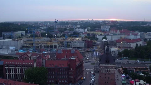 Drone shot during the sunset in Gdansk - Targ Sienny. 動画素材 106958242