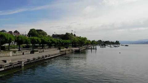 Drone Shot of Empty Lake Promenade During a Sunny Day in Zürich Vídeo Stock 130341775