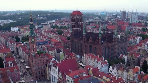 Drone shot in the evening - vivid Gdansk old town architecture and green area 動画素材 106955466