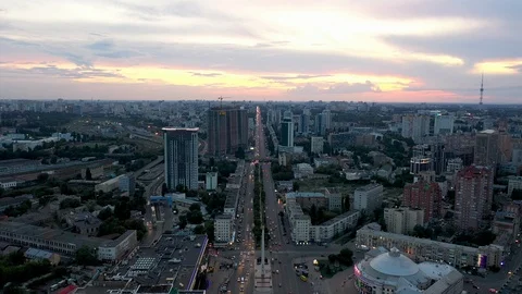 Drone shot of fast moving freeway traffic at night showing cars and light str Vidéo 113111677