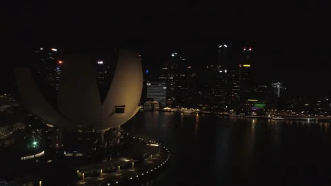 Drone Shot flyin paning up in front of the art cience museum at marinay Video stock 106658780