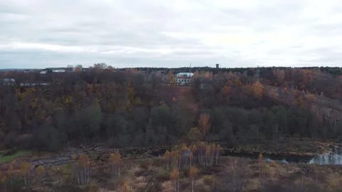 Drone shot, flying back over the forest and river Vidéo 141544048