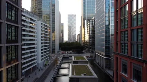 Drone shot flying between buildings in Canary Wharf at sunset, England Vídeo Stock 221836281