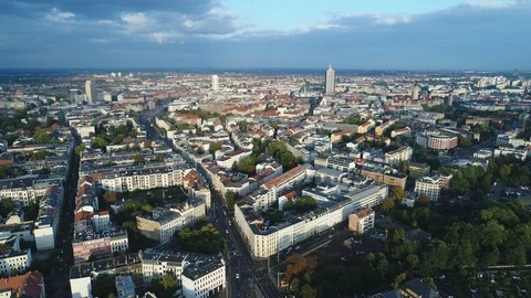 Drone shot flying to central Leipzig and residential apartment buildings Germany Vídeos de archivo 85472363
