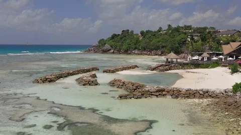 Drone shot: Flying over the beach on La Digue, Seychelles 動画素材 105230580