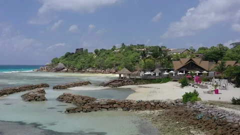 Drone shot: Flying over the beach on La Digue, Seychelles 動画素材 105362775