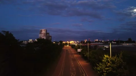 Drone shot flying over an empty road at night in London, England Vídeo Stock 198834704