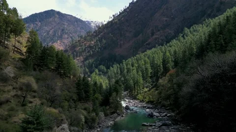 Drone shot - flying over the Parvati river in Parvati valley, a beautiful Vídeo Stock 237444208