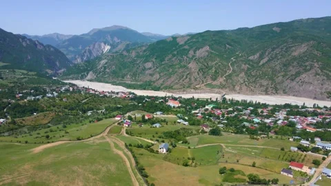 Drone shot flying over the town of Lahic in Azerbaijan while panning up Vídeo Stock 263690262