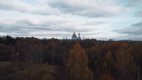 Drone shot, flying over the trees towards the monastery Vidéo 141543981