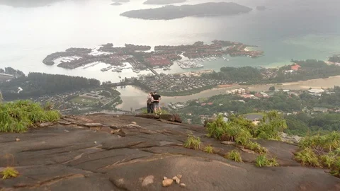 Drone shot: Flyover couple standing on mountain top of Copolia trail 動画素材 106497684
