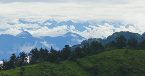 Drone shot of green ridge overlooking sea of clouds and mountain peaks in Vídeos de archivo 346340708