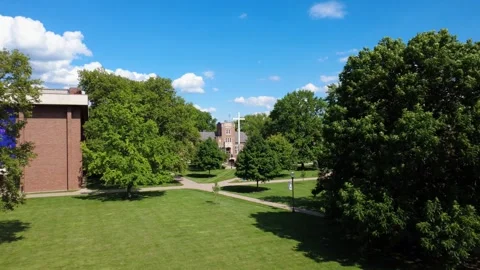 Drone shot of the green space quad at Capital University in Columbus, Ohio Vidéo 339069644