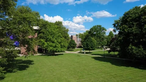 Drone shot of the green space quad at Capital University in Columbus, Ohio Vídeos de archivo 339070016