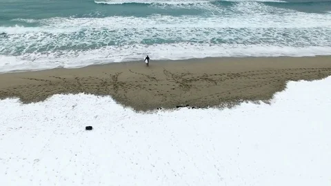 Drone shot a guy surf in Lofoten, Norway, enter Stock-Footage 71836617