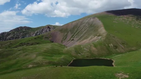 Drone shot of high altitude mountain tarn and emerald valleys in Kazakhstan Vídeo Stock 337129608