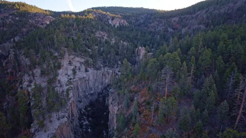 Drone shot highlighting dramatic canyon edges near Los Alamos, New Mexico 動画素材 332837378