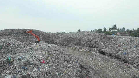 Drone shot of huge garbage dump Vídeos de archivo 337900256