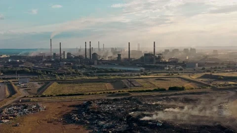 Drone shot of industrial city, waste incineration and chimney smoke pollution 스톡 동영상 137406853