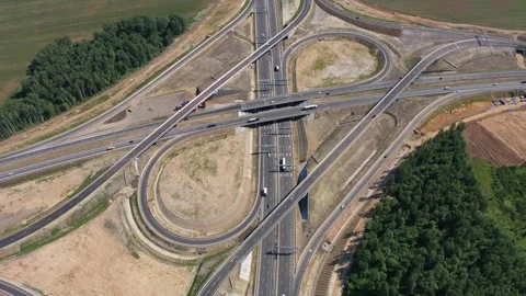 Drone shot of intersecting highways and ramps Vidéo 321772005