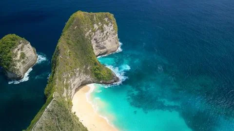 Drone Shot Of Kelingking Beach Bali Showing Dramatic Cliffs And Blue Lagoon Stockfoto's