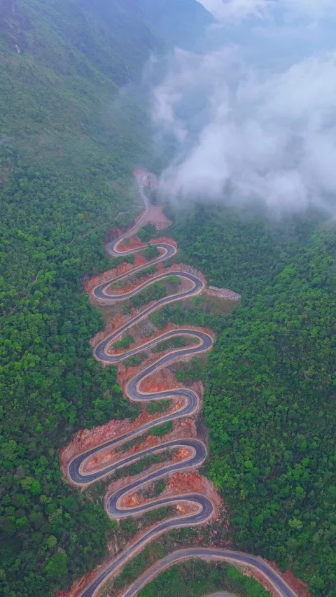 Drone shot of Khau Coc Cha Pass (Me Pia), Cao Bang, Vietnam Stock-Footage 310101523