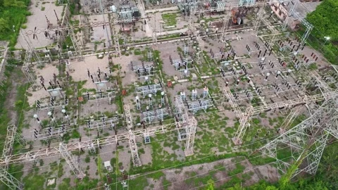 Drone shot of a large power distribution plant with transformers and transm.. 库存影片 339548015