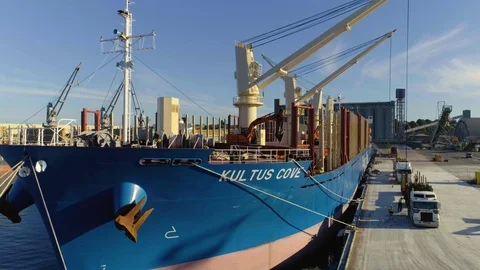 Drone shot of log ship being loaded at Port of Portland. 스톡 동영상 87252601