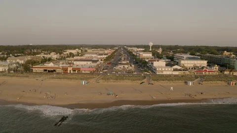 Drone shot looking down a busy street in Rehoboth Beach, DE 库存影片 208904387
