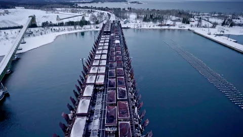 Drone shot looking down on an iron ore loading dock in lake superior in Vídeos de archivo 341382953