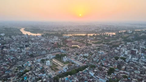 Drone shot of Lucknow, with the Clock Tower as a central landmark, surrounded by Vídeos de archivo 299256059