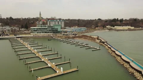 Drone shot of marina with empty docks Port Washington Wisconsin harbor 4K Vídeo Stock 331577411