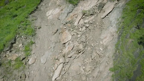 Drone Shot of a massive landslide on a mountain road in Himachal Pradesh, India. Stockbeeldmateriaal 333069908