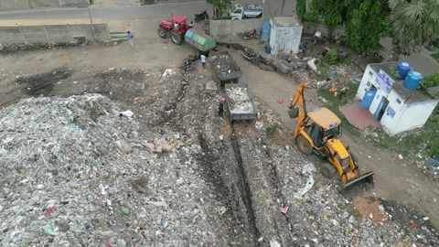 Drone Shot of Massive Urban Garbage Dump in India with garbage truck Vídeos de archivo 337900175