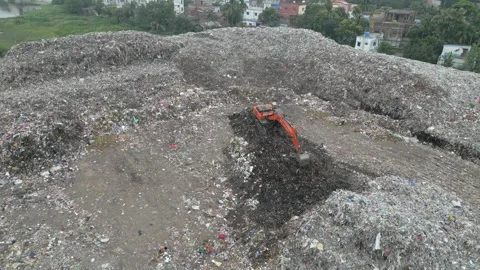 Drone shot of Massive Urban Garbage Dump Vídeos de archivo 337901282