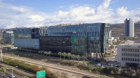 Drone shot of a Microsoft building in Haifa high tech zone. Vídeos de archivo 126941732
