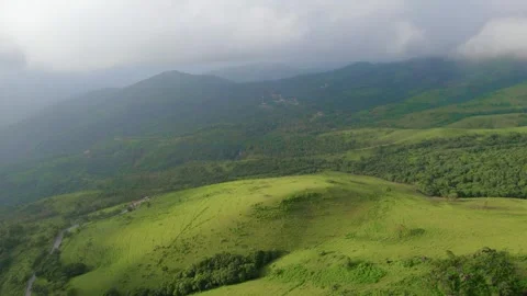 Drone shot of mountain range of Indian western ghats with clouds on the top. Vidéo 260094828