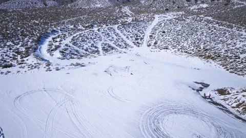 Drone shot of mountain to tilt down of dog in snow 스톡 동영상 235629301