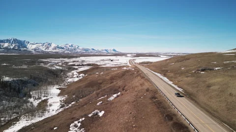 Drone Shot Moving Forward Over Road with cars, in Southern Alberta - 4K 動画素材 326350365