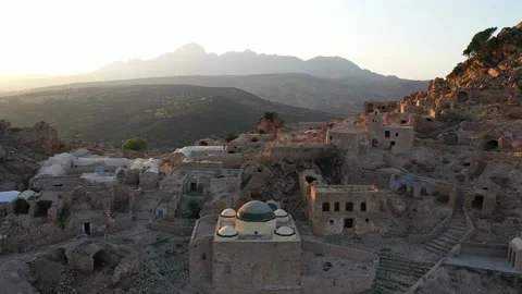 Drone shot moving left tor ight above the ancient village in Tunisia. Vídeo Stock 165316675