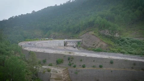 Drone shot of a multi-lane mountain highway in Himachal Pradesh 動画素材 333069551
