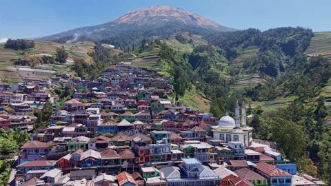 Drone shot of Nepal van Java village with vibrant houses on a steep slope. Video stock 347689096