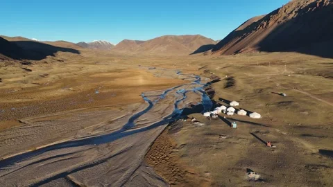 Drone Shot of Nomadic Ger Settlement in Tavan Bogd Valley Vidéo 348109335