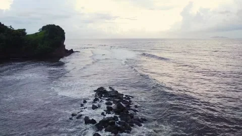 Drone shot of Ocean waves hitting the rock 動画素材 230608874
