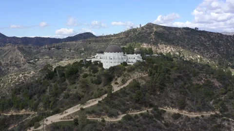 Drone shot orbiting Griffith Observatory and Hollywood Sign in LA 스톡 동영상 203986724
