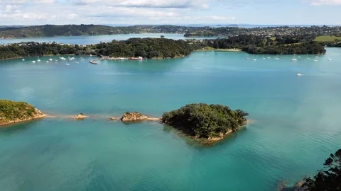 Drone shot over bright blue water beside Waiheke Island Vídeos de archivo 87722548