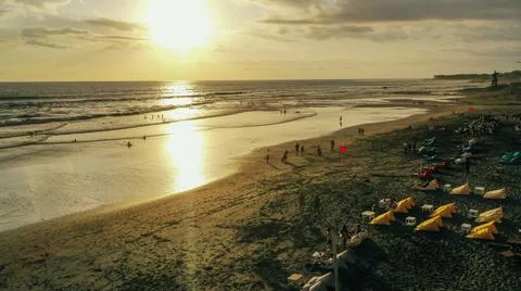 Drone shot over Echo Beach during sunset in Canggu, Bali Foto stock
