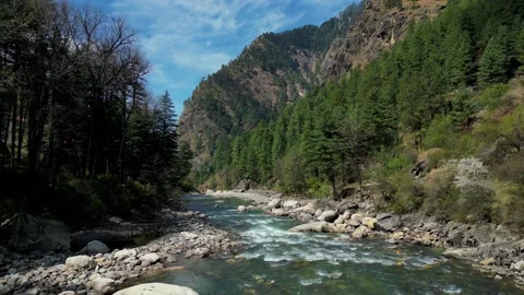 Drone shot over Parvati River in Parvati Valley - A beautiful valley Vídeo Stock 237444212