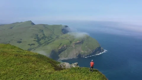 Drone Shot Over Traveler Standing on Edge of Shikotan Island, Russia. Vídeo Stock 168819842