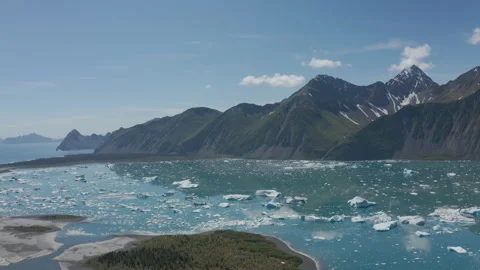 Drone shot panning down on alaskan mountain range 库存影片 251839169